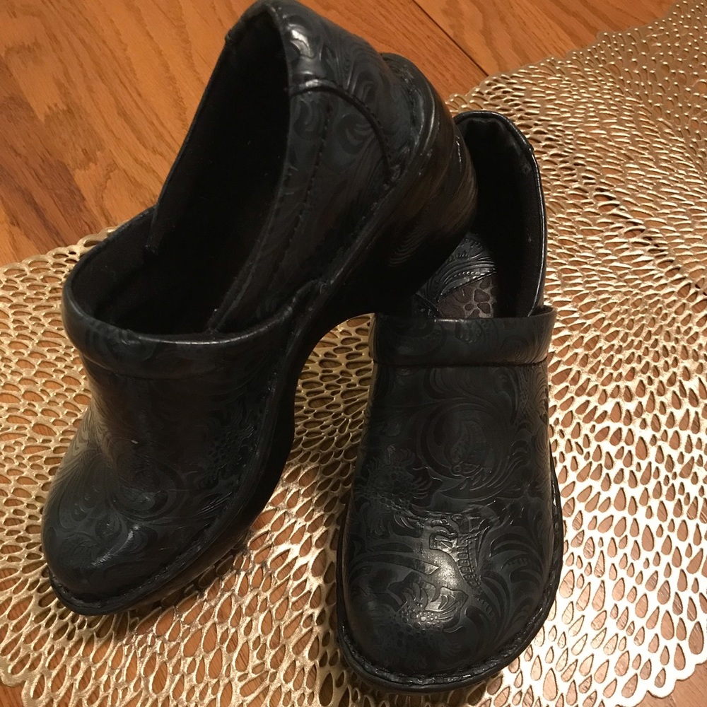 BOC clogs size 6 blue and black